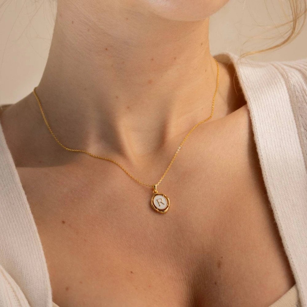 Collier pendentif initial en émail