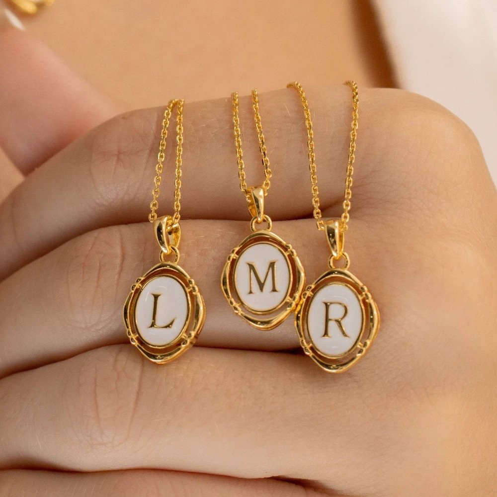 Collier pendentif initial en émail