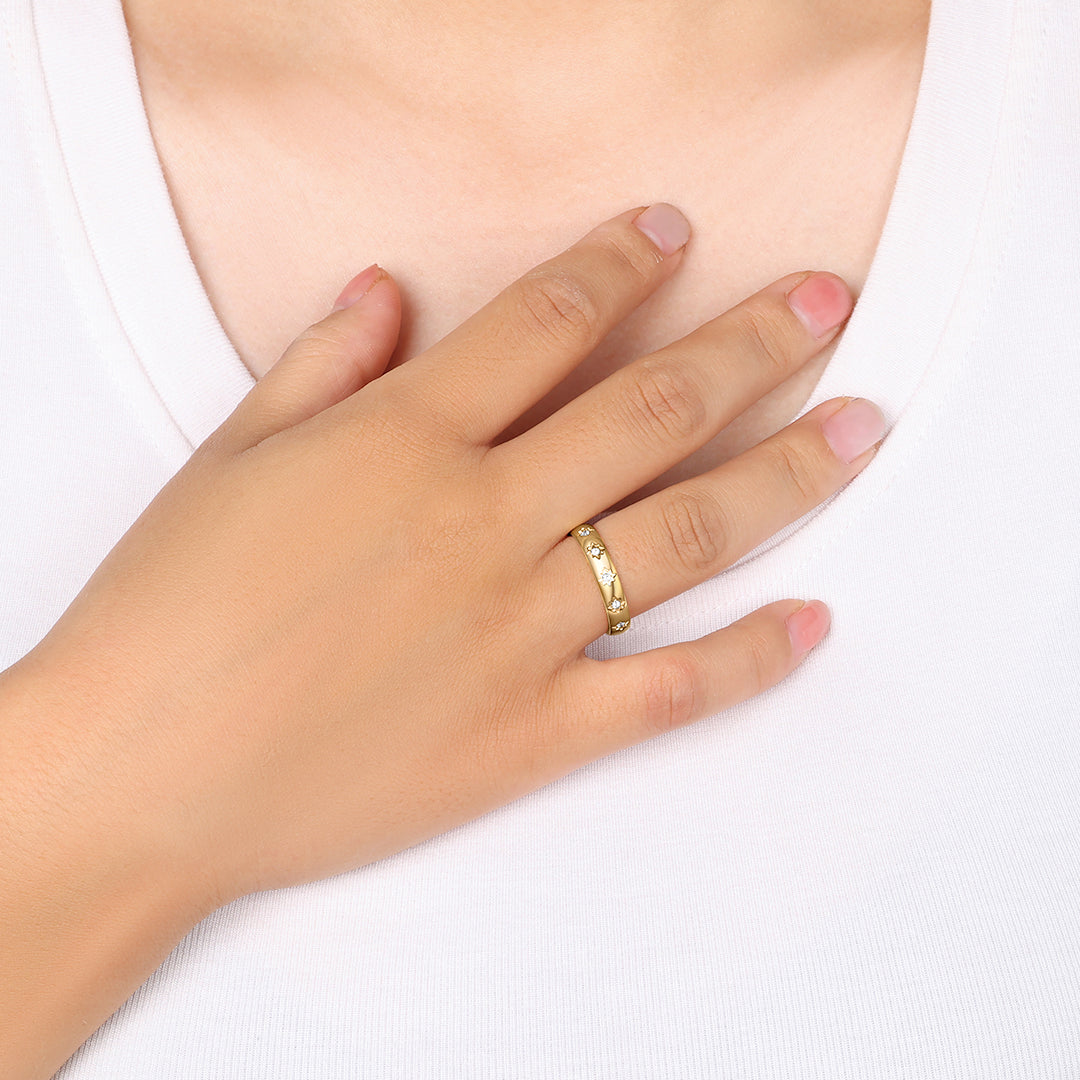 Bague empilable sertie d'étoiles