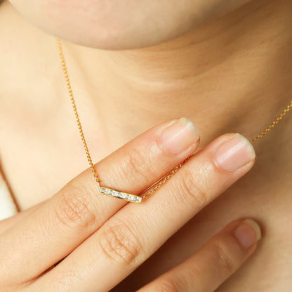 Collier pendentif délicat en forme de barre de cristal 