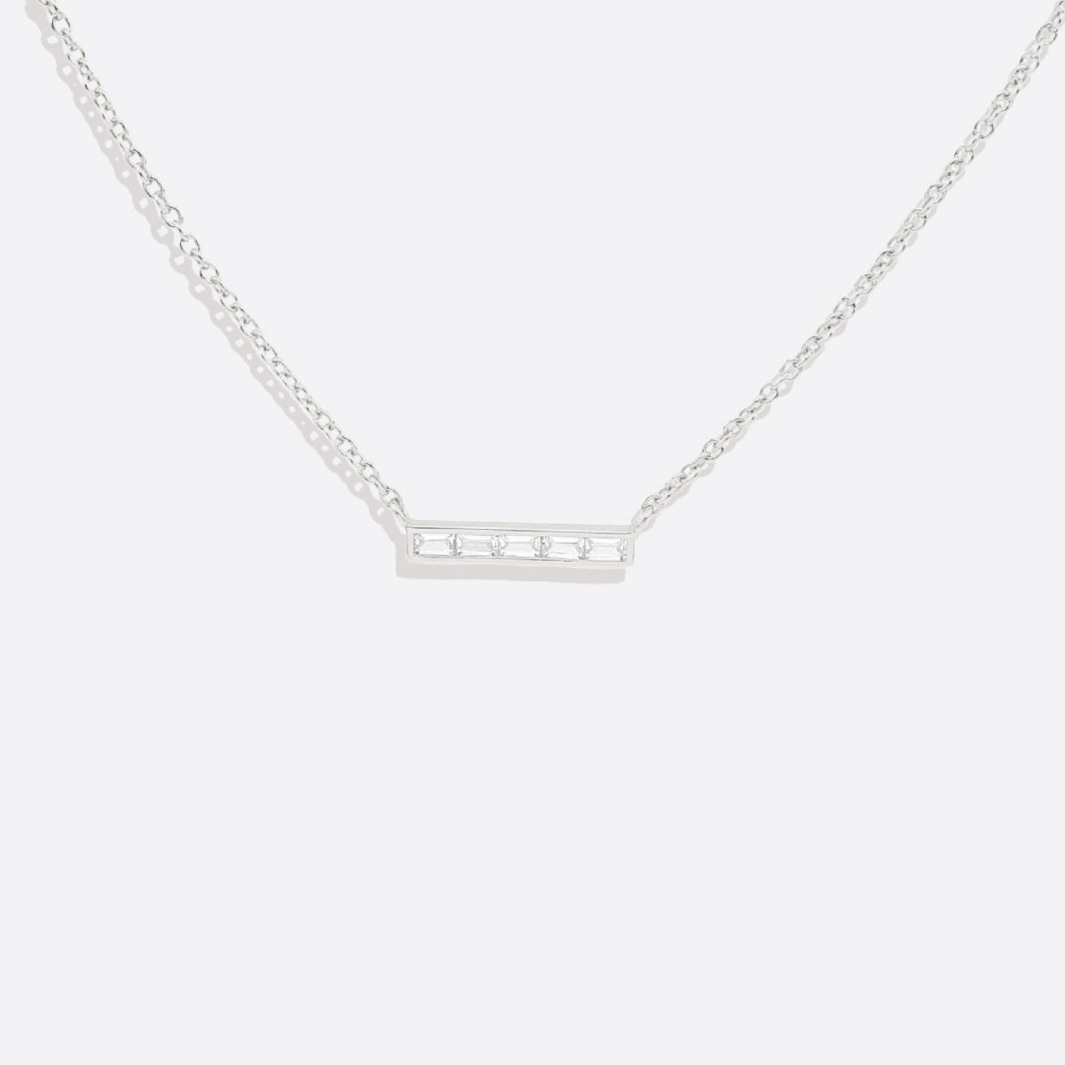 Collier pendentif délicat en forme de barre de cristal 