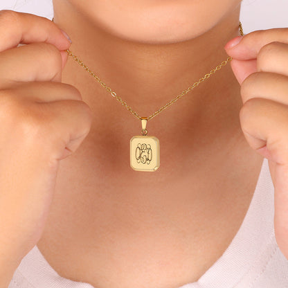 Collier pendentif portrait monogramme