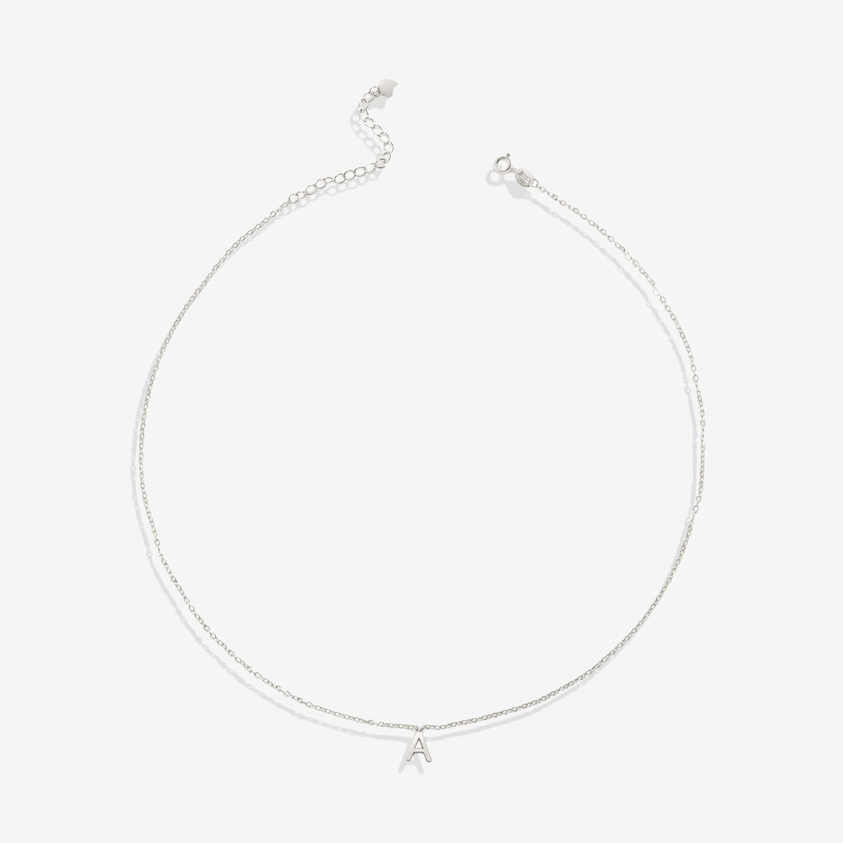 Collier avec pendentif en grosse lettre