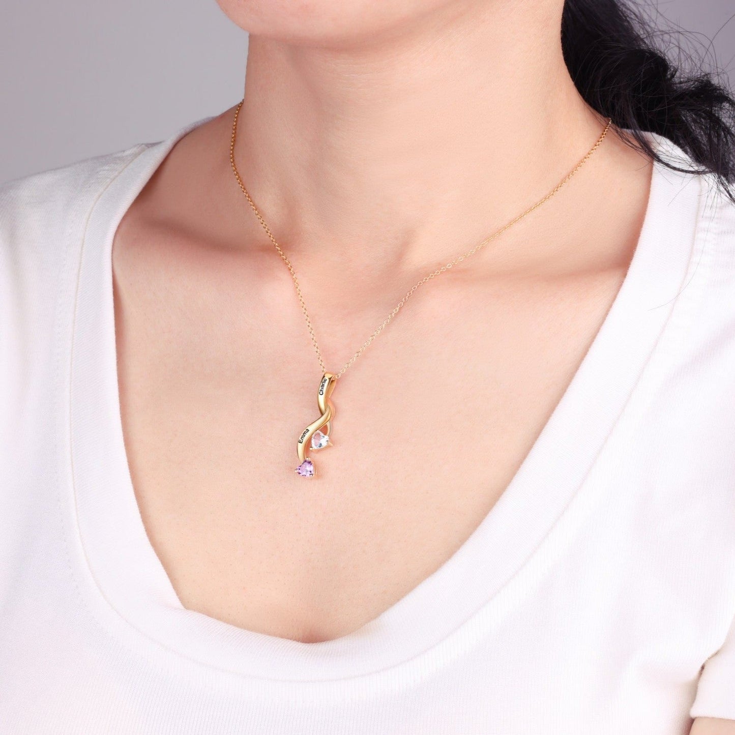 Collier avec pierre de naissance et cœurs familiaux