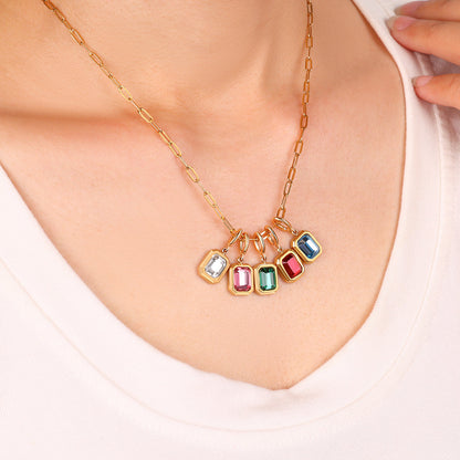 Collier à breloques avec pierre de naissance baguette