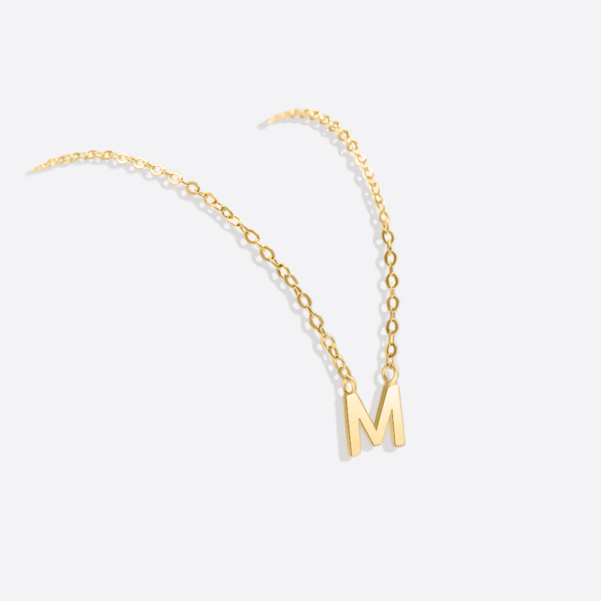 Collier avec pendentif en grosse lettre