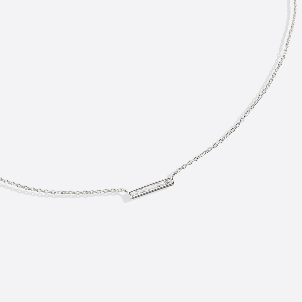 Collier pendentif délicat en forme de barre de cristal 