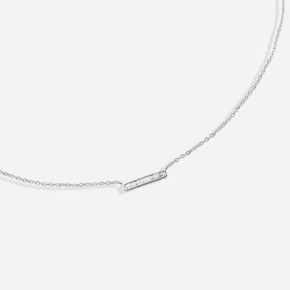 Collier pendentif délicat en forme de barre de cristal 