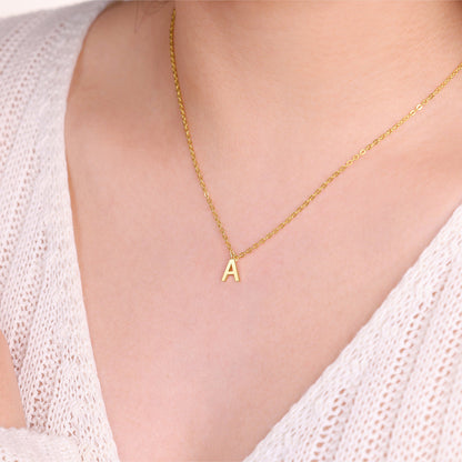 Collier avec pendentif en grosse lettre