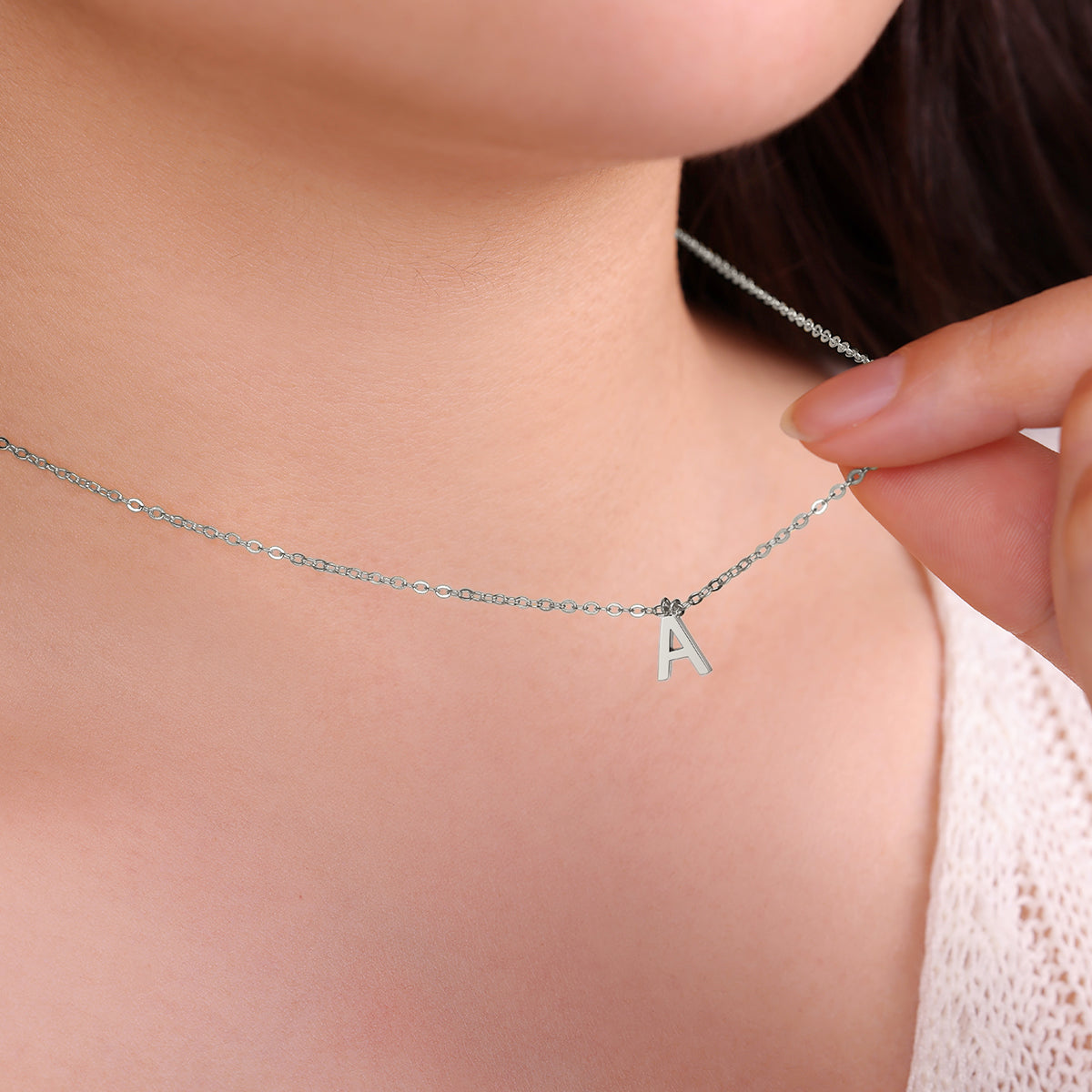 Collier avec pendentif en grosse lettre