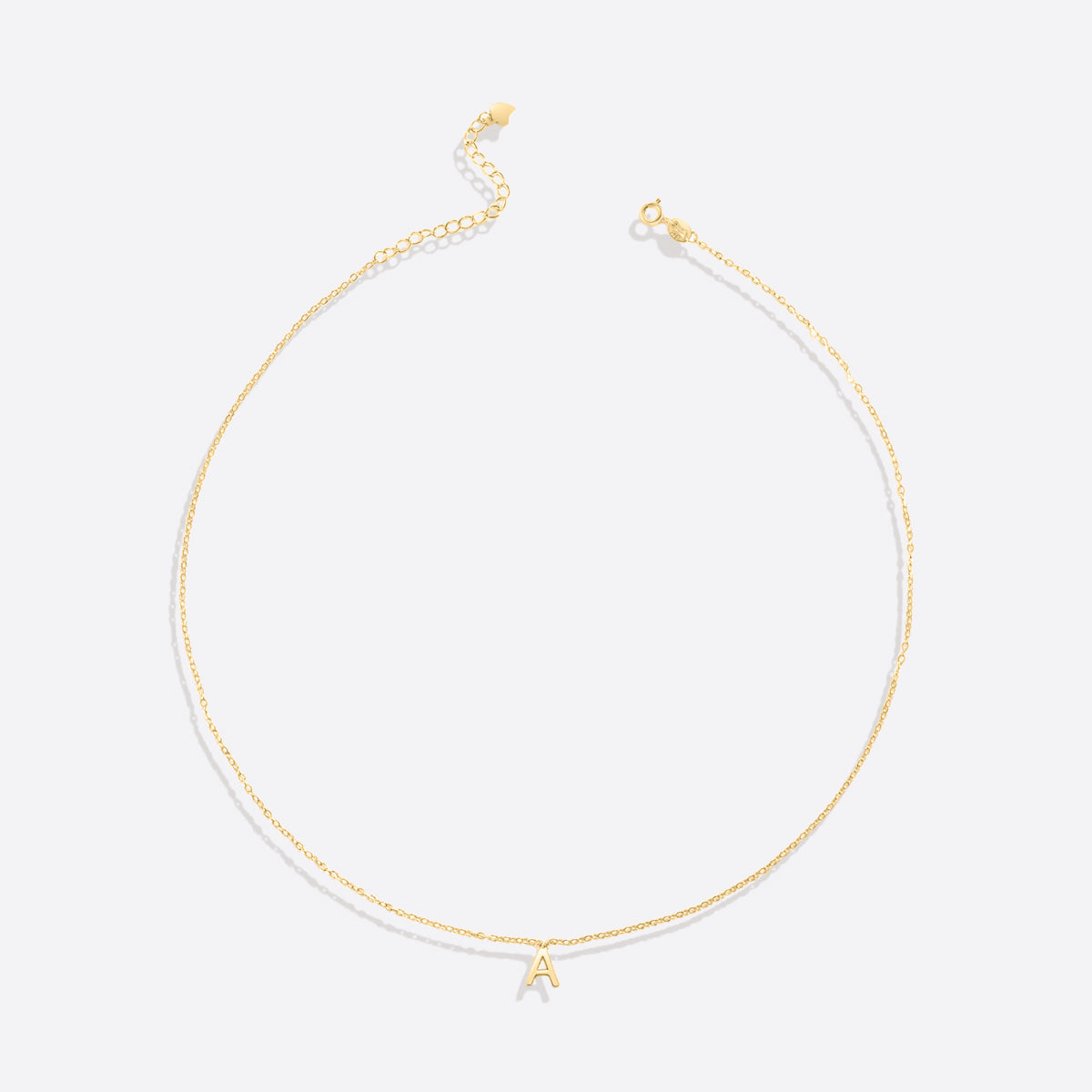 Collier avec pendentif en grosse lettre