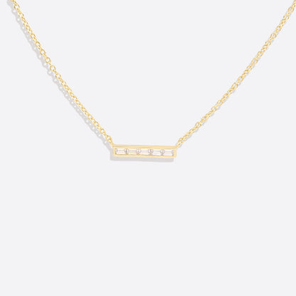 Collier pendentif délicat en forme de barre de cristal 