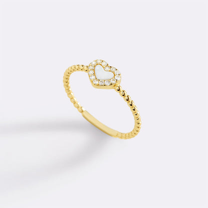 Bague en forme de cœur avec petite pierre précieuse