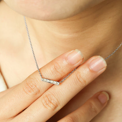 Collier pendentif délicat en forme de barre de cristal 