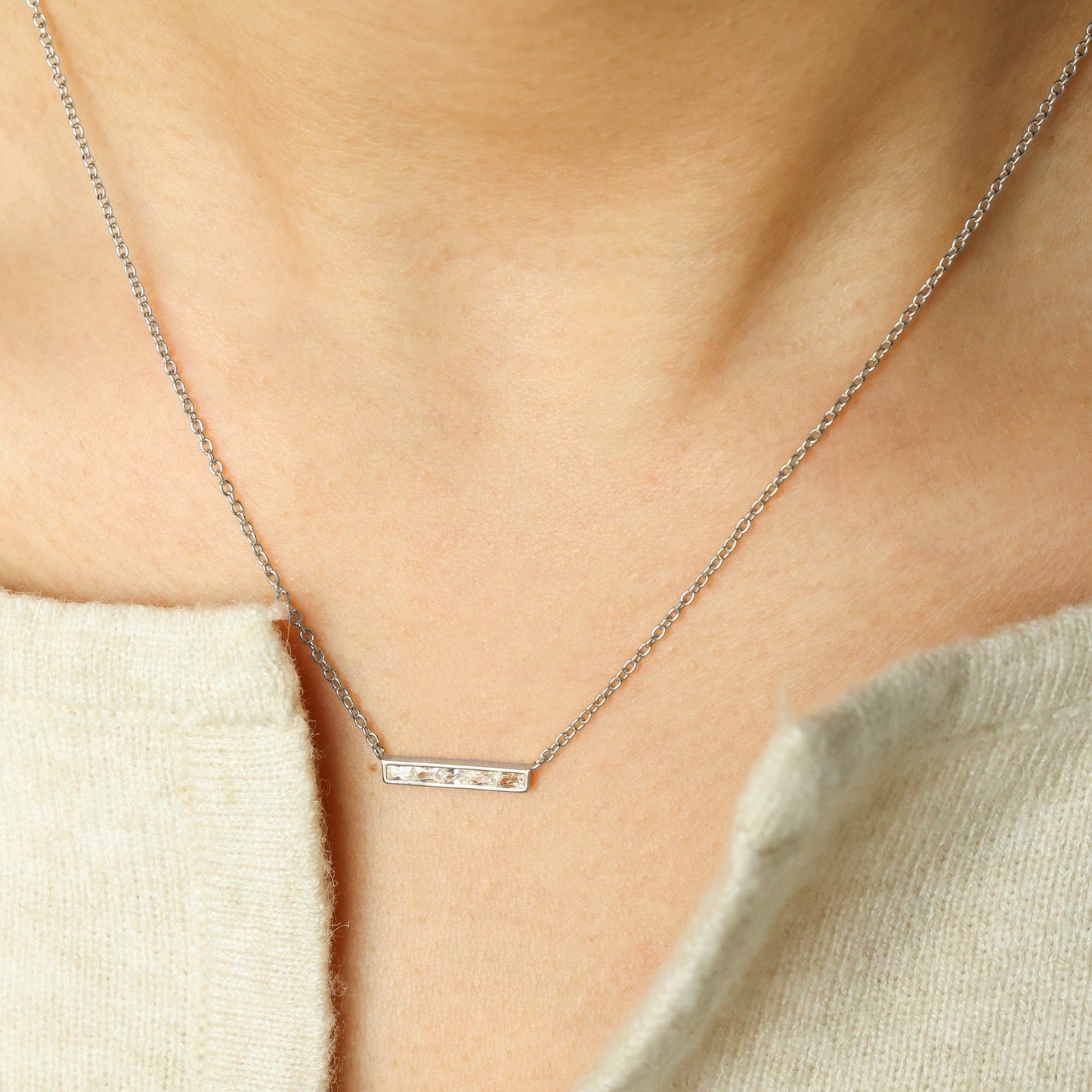 Collier pendentif délicat en forme de barre de cristal 