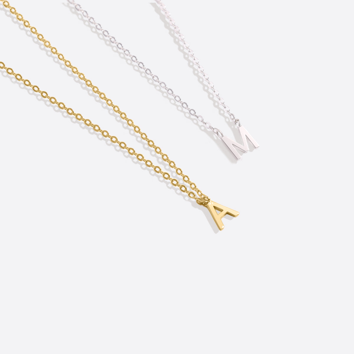 Collier avec pendentif en grosse lettre