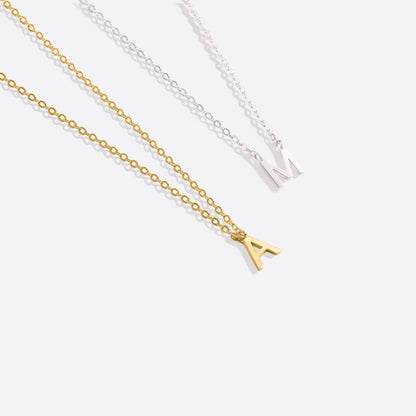 Collier avec pendentif en grosse lettre