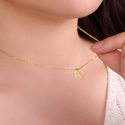 Collier avec pendentif en grosse lettre