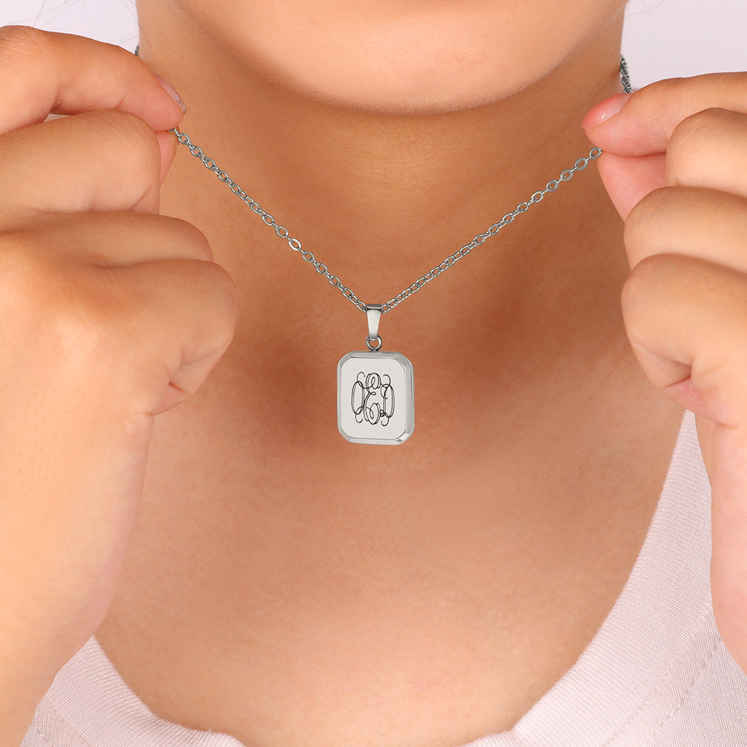 Collier pendentif portrait monogramme