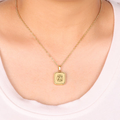 Collier pendentif portrait monogramme