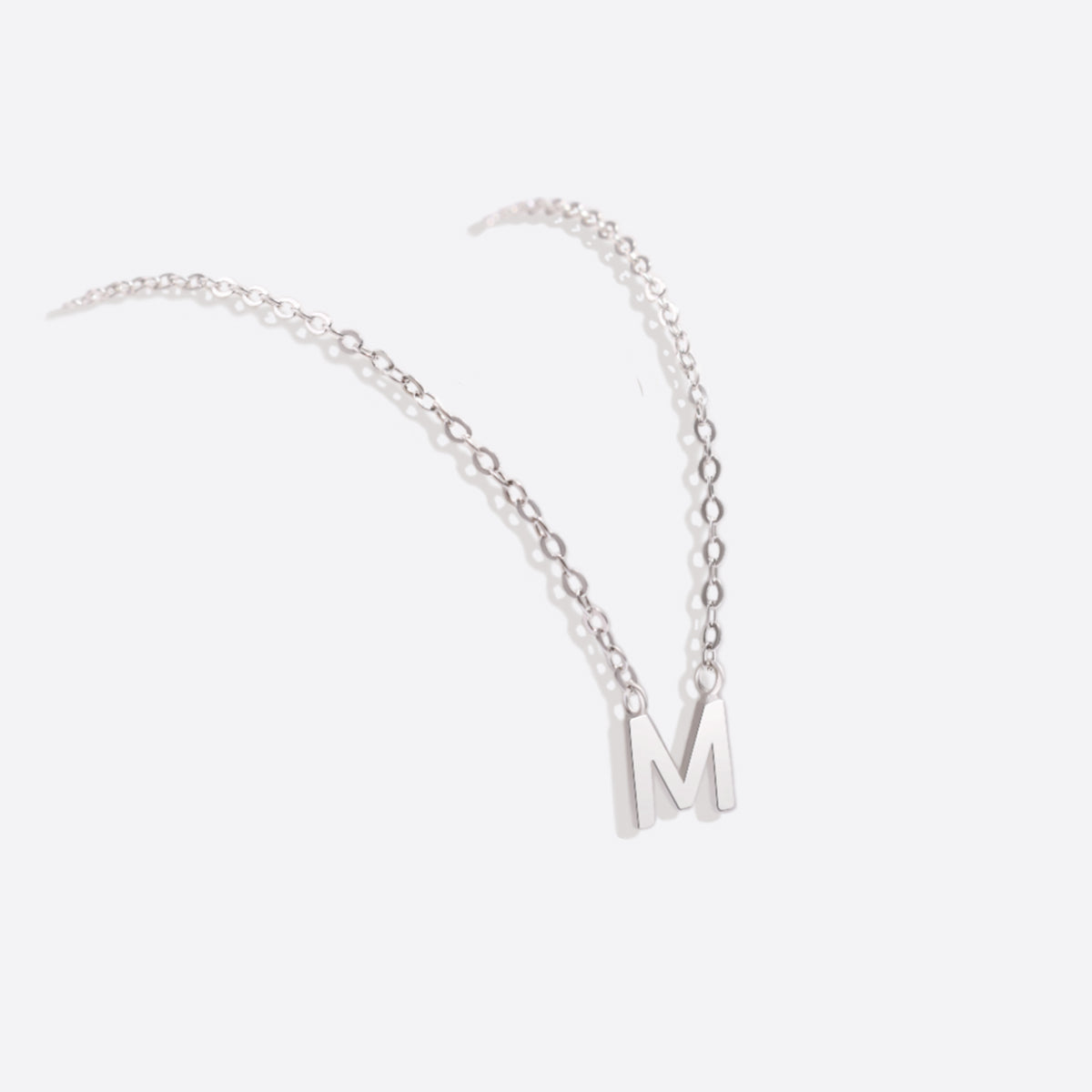 Collier avec pendentif en grosse lettre