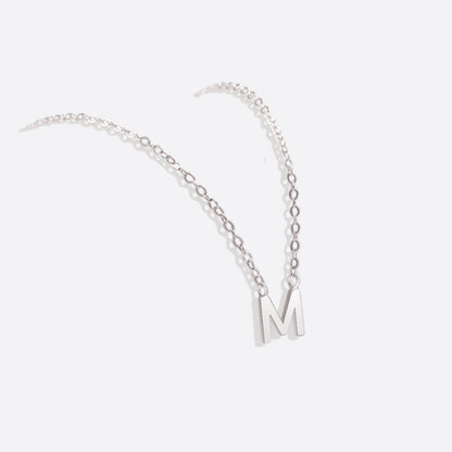 Collier avec pendentif en grosse lettre
