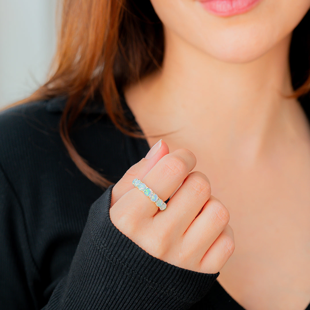 Bague d'éternité en opale bleue
