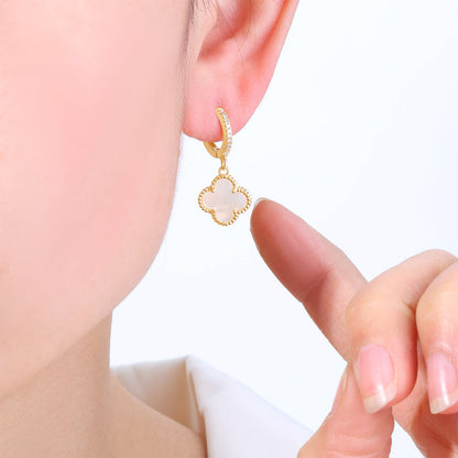 Boucles d'oreilles pendantes en forme de trèfle pavé