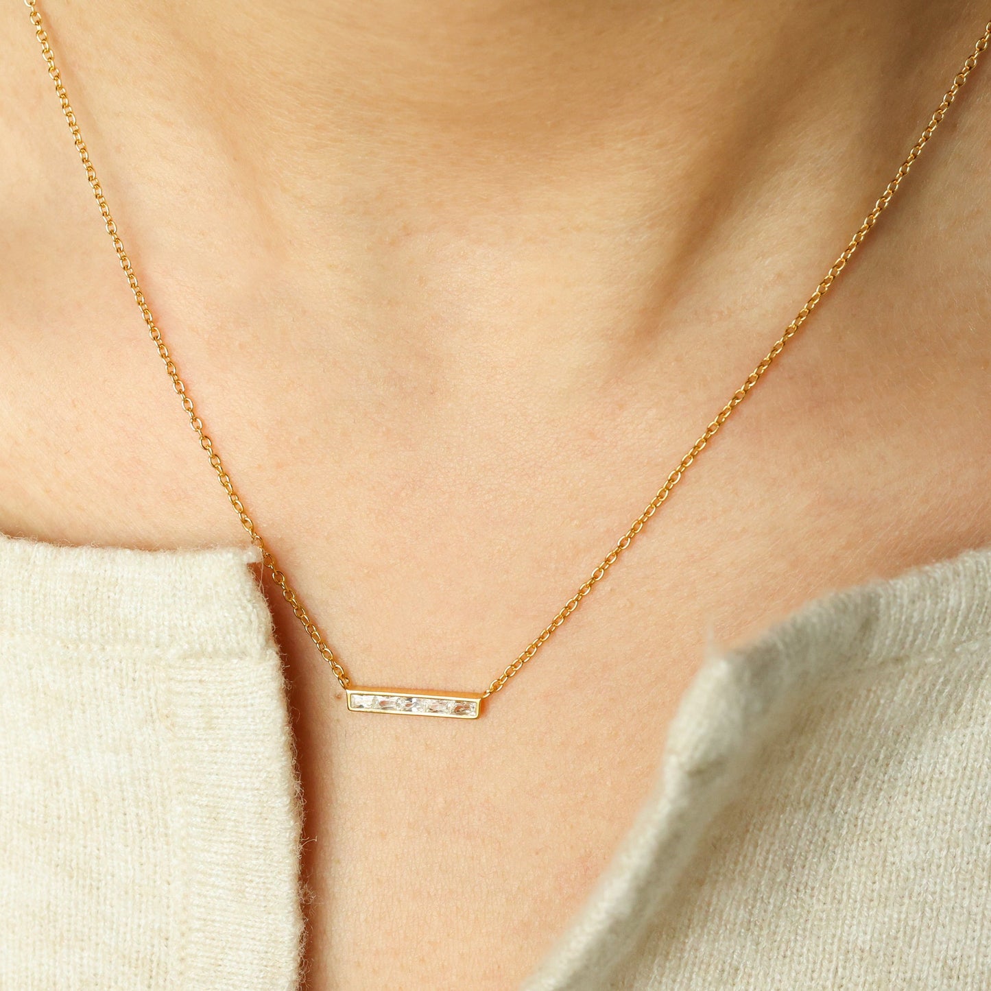 Collier pendentif délicat en forme de barre de cristal 