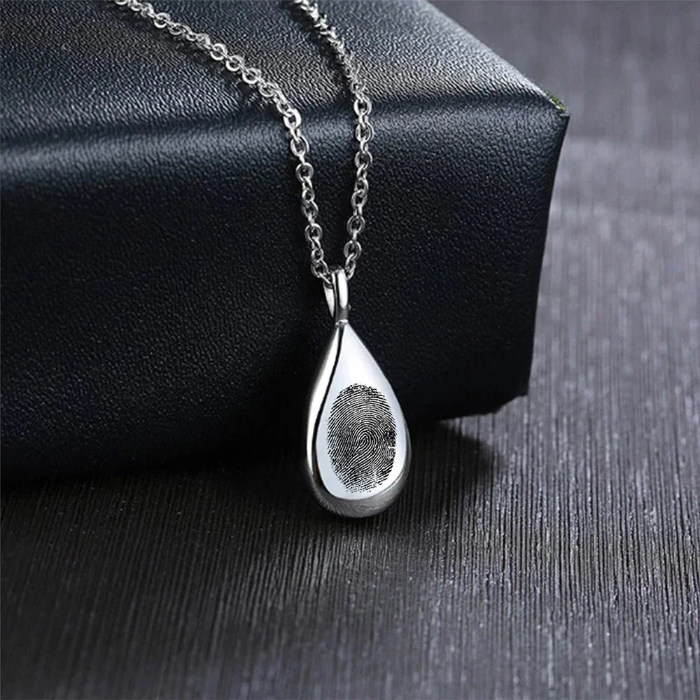 Collier en forme de larme avec empreinte digitale et gravure pour cendres 