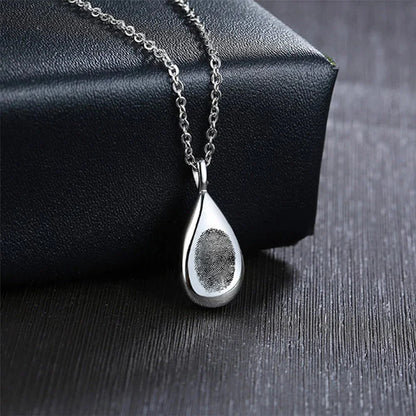 Collier en forme de larme avec empreinte digitale et gravure pour cendres 