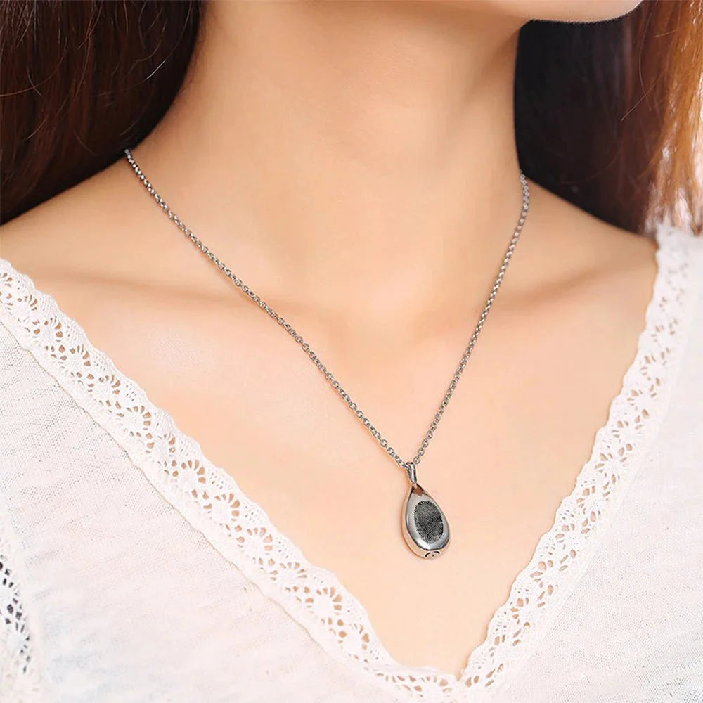 Collier en forme de larme avec empreinte digitale et gravure pour cendres 