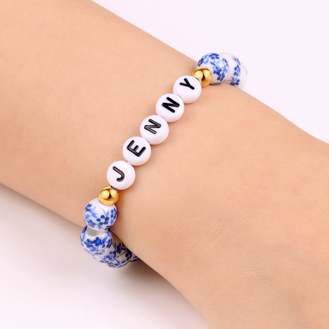 Bracelet personnalisé en porcelaine bleue avec perles florales et prénom