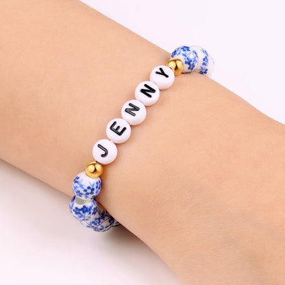 Bracelet personnalisé en porcelaine bleue avec perles florales et prénom