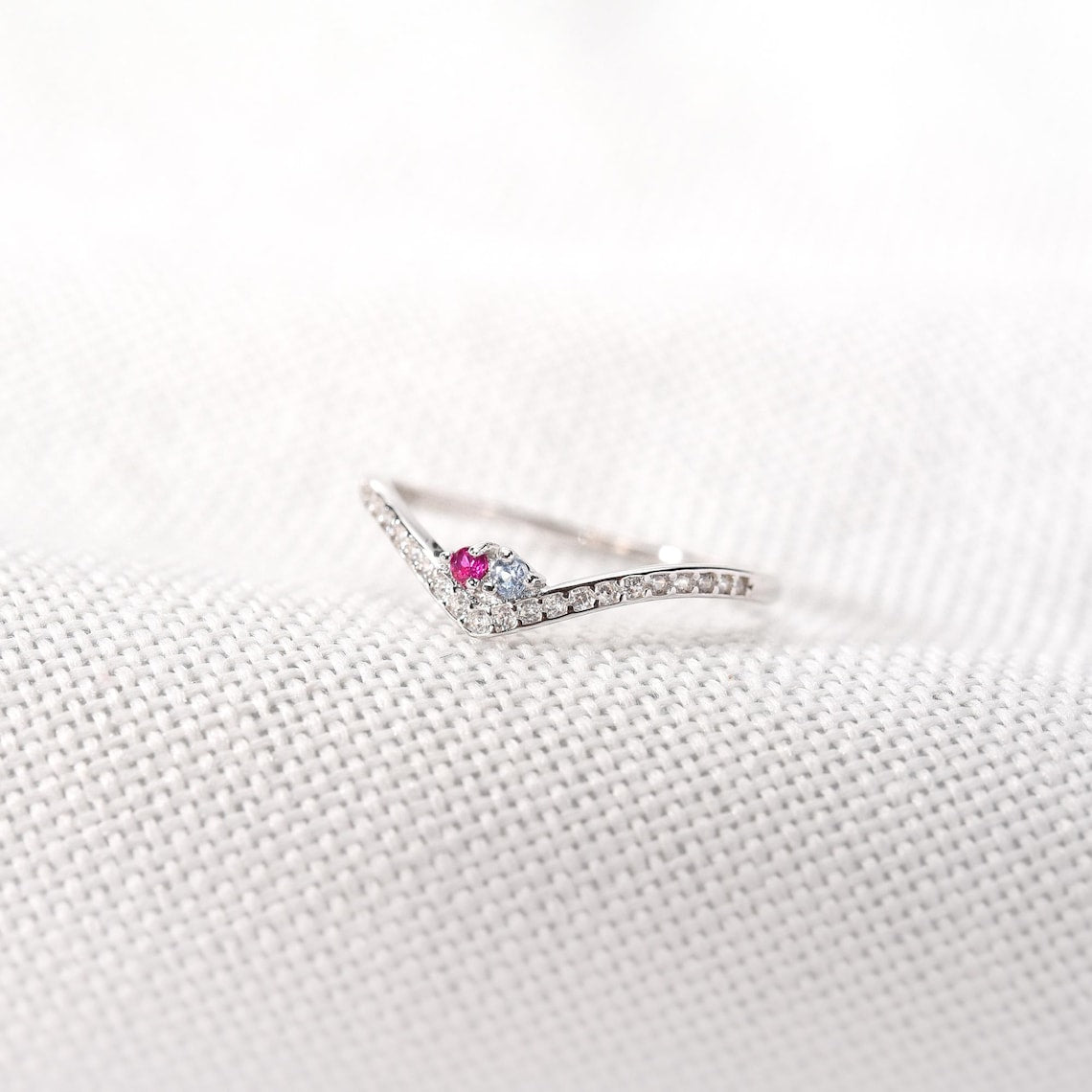 Bague pavée Chevron personnalisable avec 1 à 5 pierres de naissance