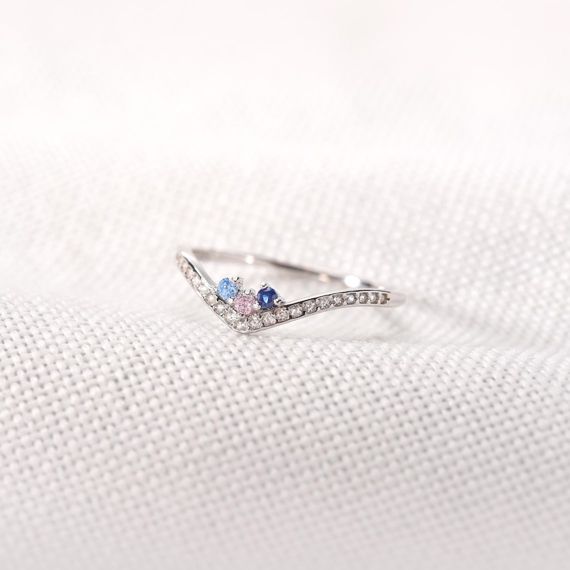 Bague pavée Chevron personnalisable avec 1 à 5 pierres de naissance