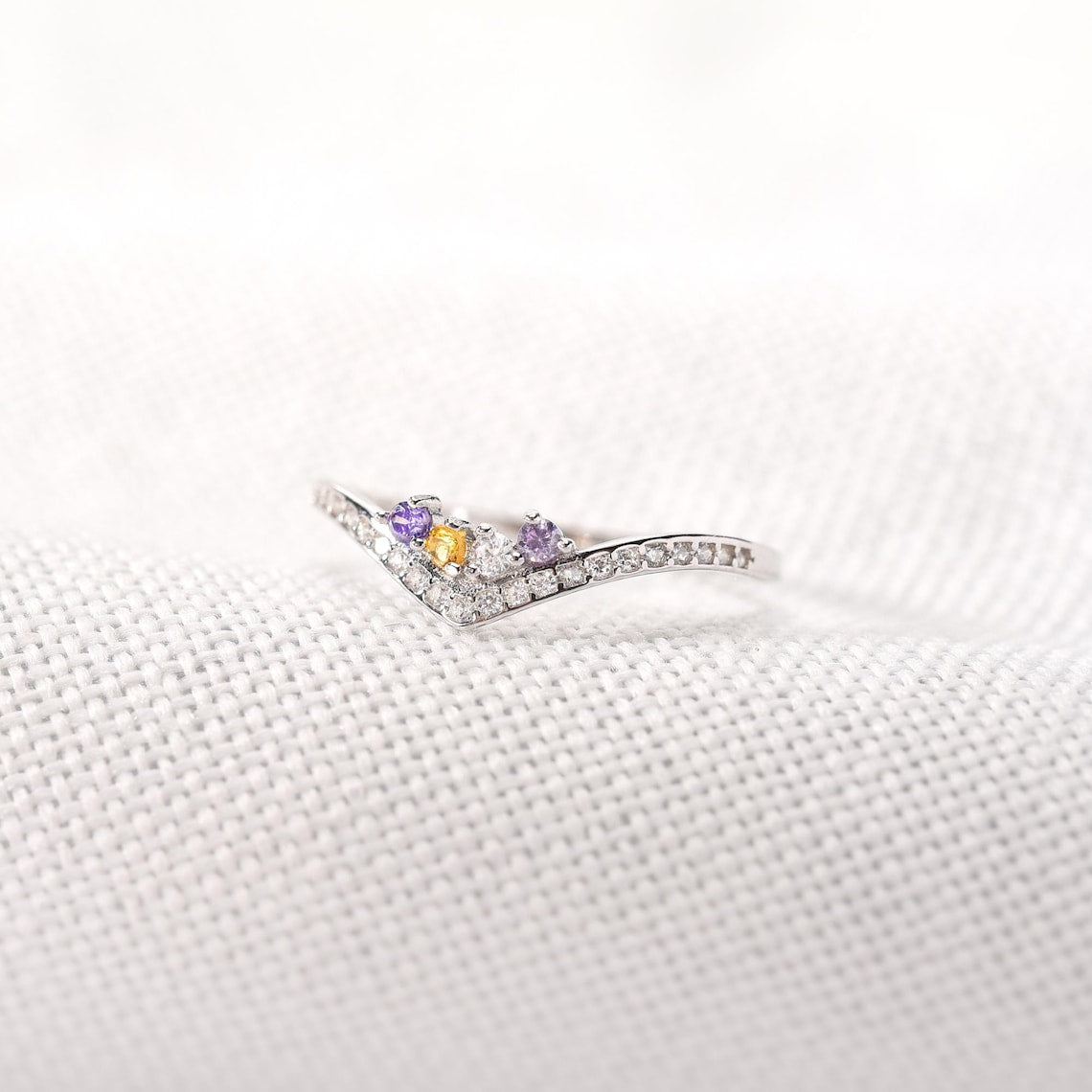 Bague pavée Chevron personnalisable avec 1 à 5 pierres de naissance