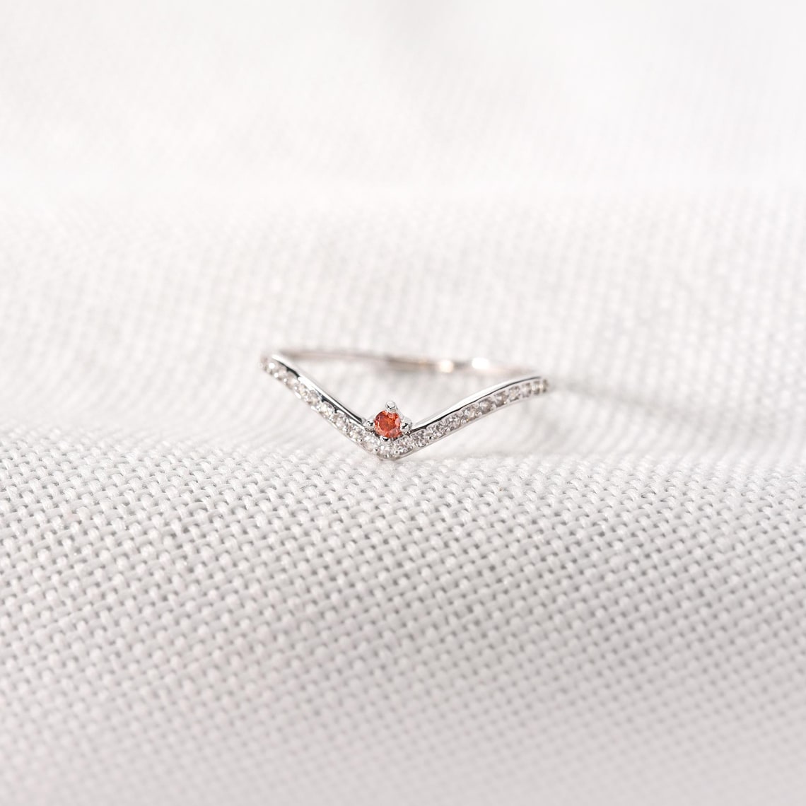 Bague pavée Chevron personnalisable avec 1 à 5 pierres de naissance