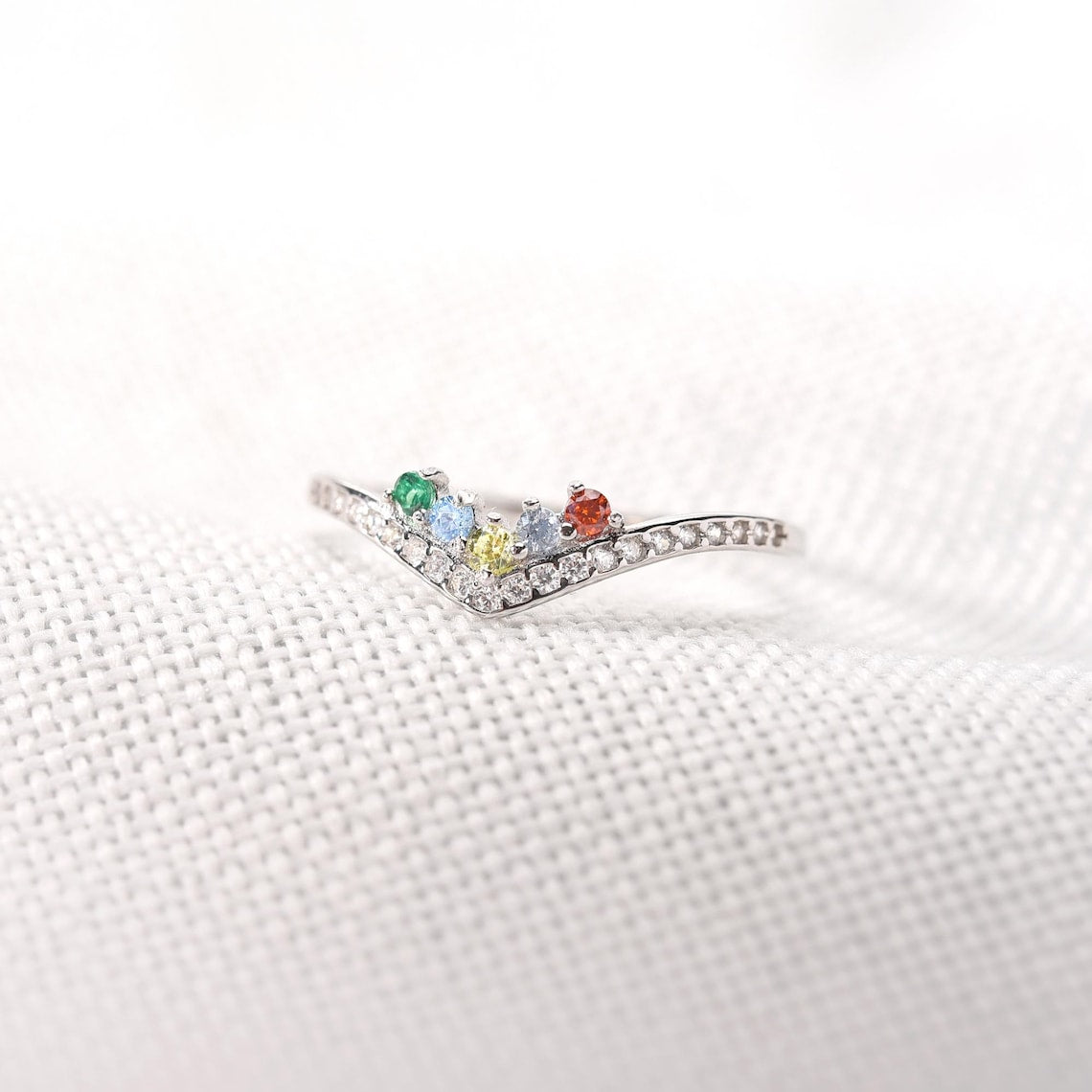 Bague pavée Chevron personnalisable avec 1 à 5 pierres de naissance