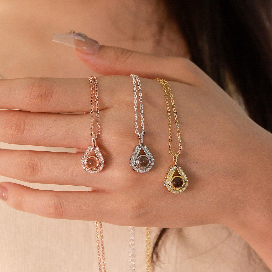 Personalisierte tropfenförmige Fotokette für Sie