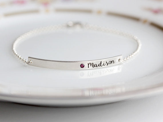 Bracelet avec pierre de naissance gravée : barre fine