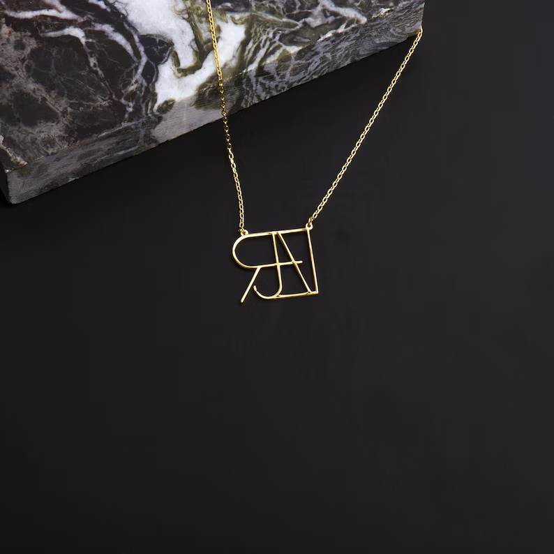 Collier minimaliste avec nom et monogramme