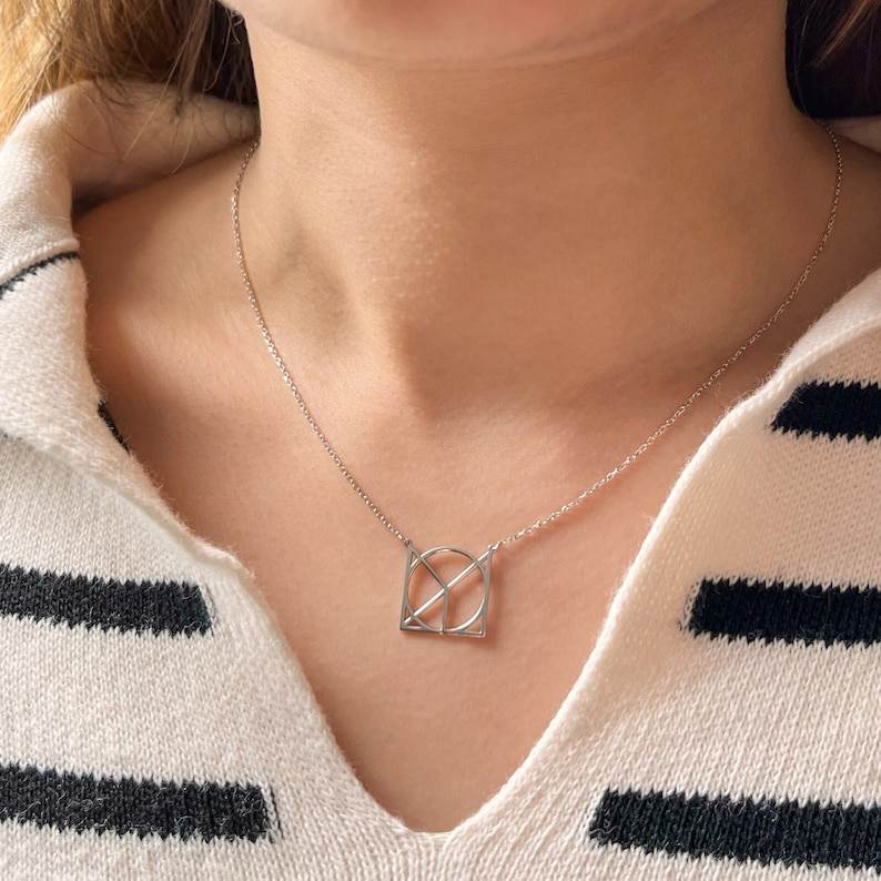 Collier minimaliste avec nom et monogramme