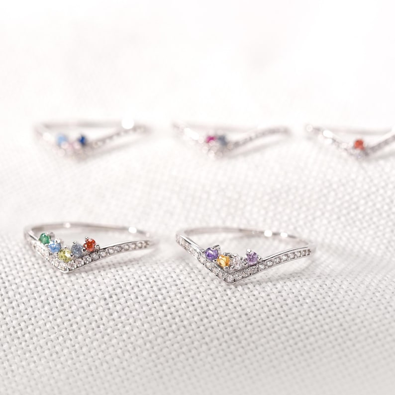 Bague pavée Chevron personnalisable avec 1 à 5 pierres de naissance