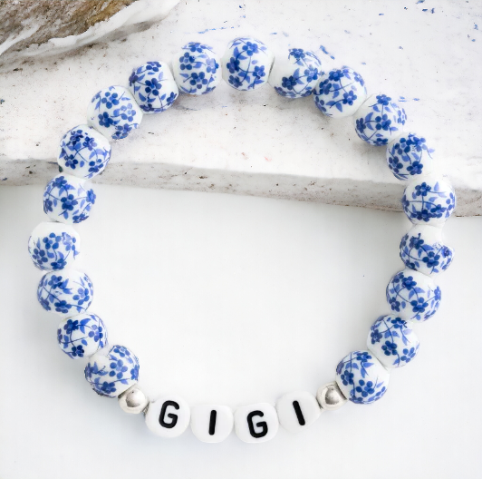 Bracelet personnalisé en porcelaine bleue avec perles florales et prénom