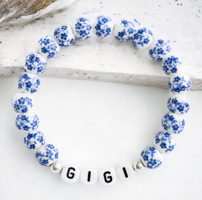 Bracelet personnalisé en porcelaine bleue avec perles florales et prénom
