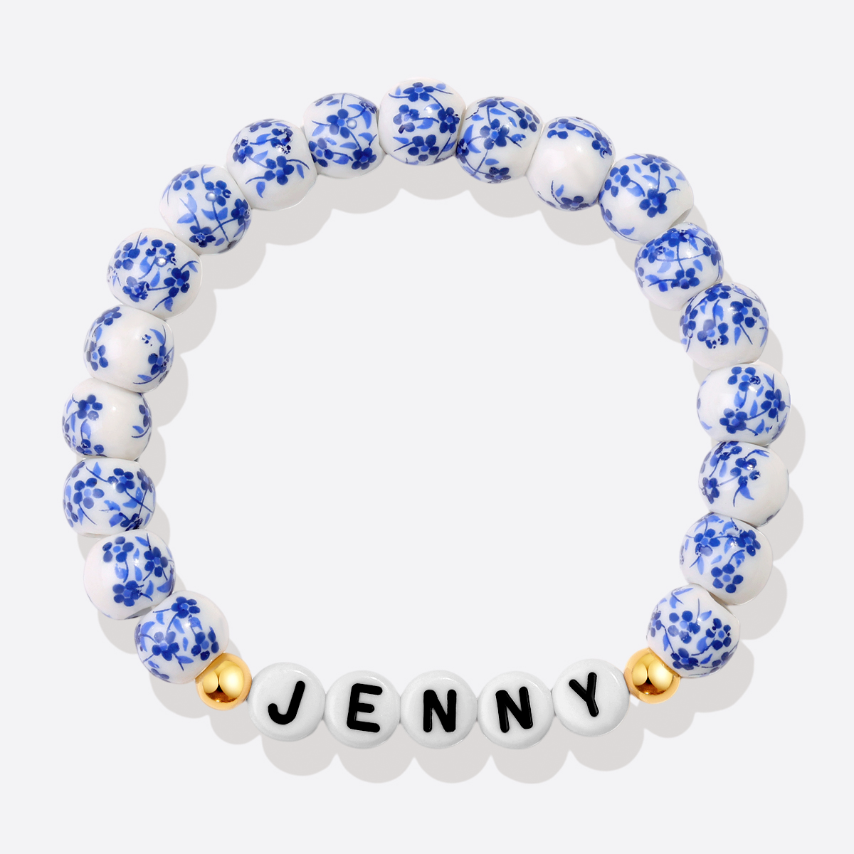 Bracelet personnalisé en porcelaine bleue avec perles florales et prénom