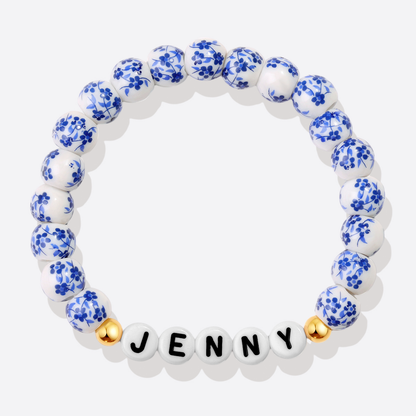 Bracelet personnalisé en porcelaine bleue avec perles florales et prénom