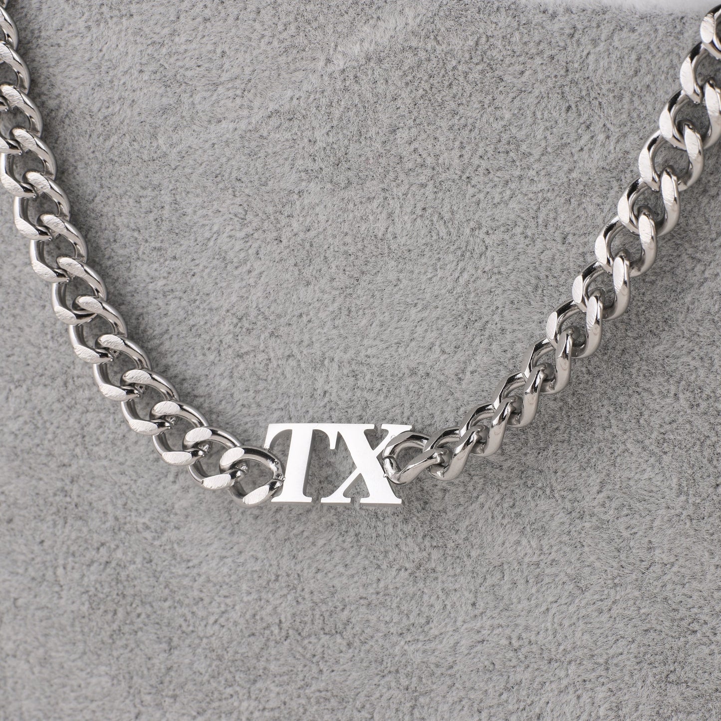 Collier ras du cou initial