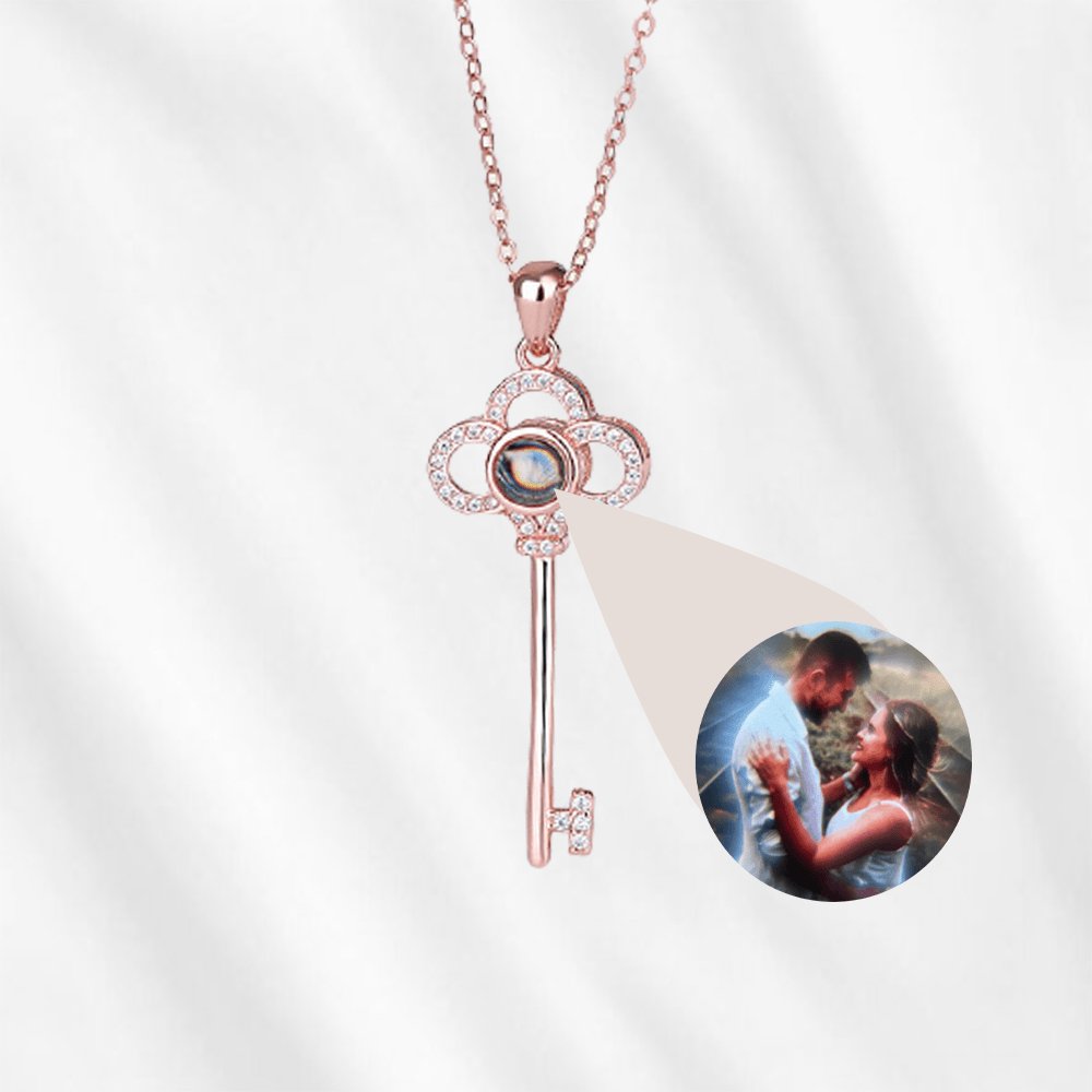 Collier TikTok avec projection d'image à l'intérieur de la clé